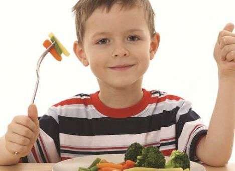 Почему родители перекармливают детей, выяснили медики