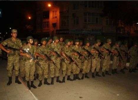 Что сейчас происходит в Турции: На улицах сотни военных и танки (ФОТО)