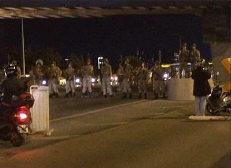 В Турции введено военное положение, готовят новую конституцию