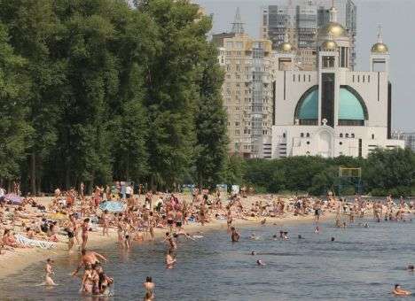 Отдыхающих киевлян снимают с буйков