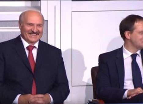 Лукашенко в Витебске смеялся над шутками о Путине и Медведеве (ВИДЕО)