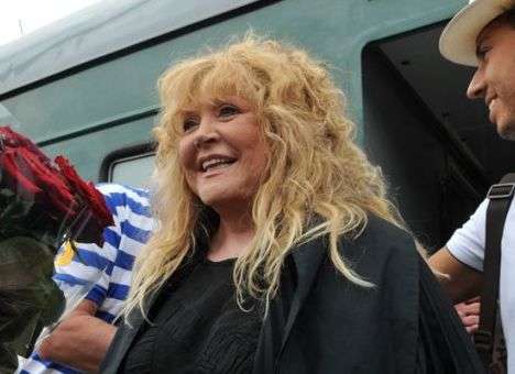 Номер Пугачевой стоит дешевле Лепса: В центре Москвы торгуют телефонными номерами звезд