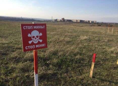 Жители Донбасса гибнут, подняв конфету или шариковую ручку