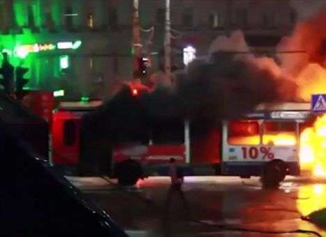 Камеры зафиксировали, как молния превратила троллейбус в факел (ВИДЕО)