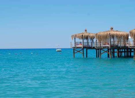 Следить за новостями, носить документы: Как с сегодняшнего дня украинцы будут отдыхать в Турции