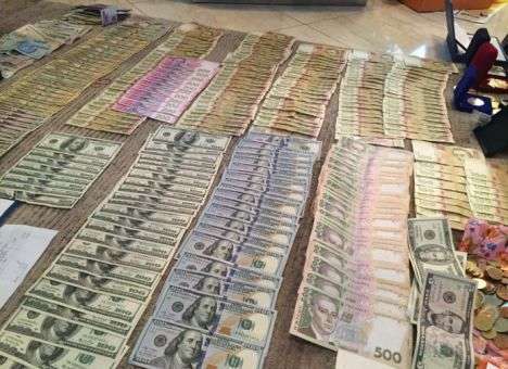 ГПУ показала «ковер» из денег в шикарном особняке мэра Бучи (ФОТО)