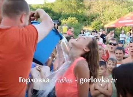 В оккупированной Горлове скандал из-за девушек в мокрых майках (ВИДЕО)