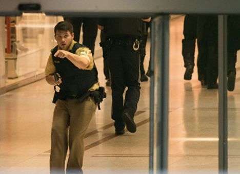 В сети появились кадры, на которых мужчина стреляет в людей в Мюнхене (ВИДЕО)