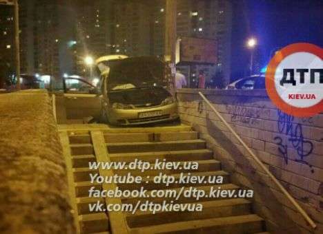 Ночью в Киеве авто почти залетело в подземный переход (ФОТО)