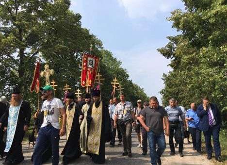 Участники Крестного хода уже под Киевом и готовы идти на прорыв