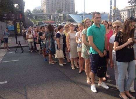 Коллапс на Крещатике: Люди выстроились в огромные очереди, чтобы попасть на работу (ФОТО)