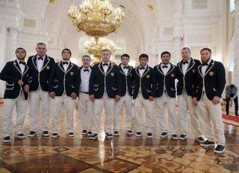 На бал собрались: Путин оценил форму сборной РФ, которую сравнивают с униформой для официантов