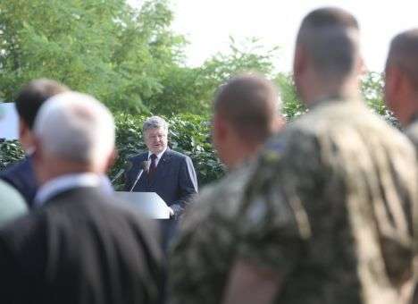 Призываю помолиться за всех воинов, - Порошенко