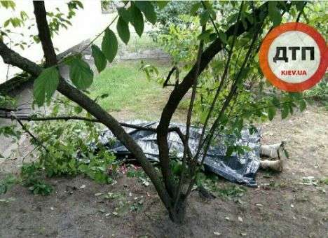 В Киеве мужчина забежал к соседу и покончил с собой