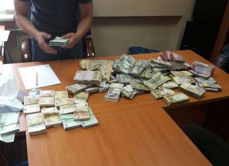 Гору денег нашли у киевского борца с налоговыми преступлениями (ФОТО)