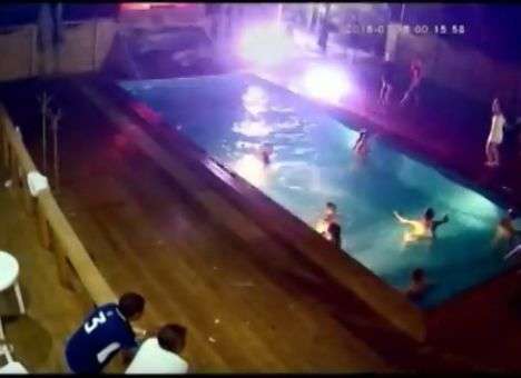 Кадры пьяной драки российских депутатов в сауне появились в Сети (ВИДЕО)