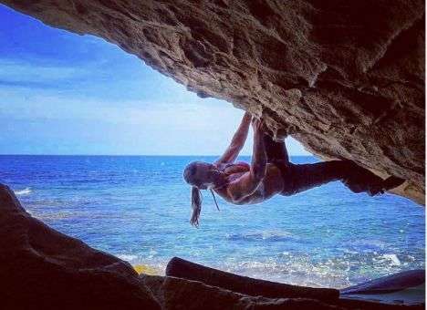 Мечта хулигана: Женщина-коп в бикини стала звездой Сети (ФОТО)