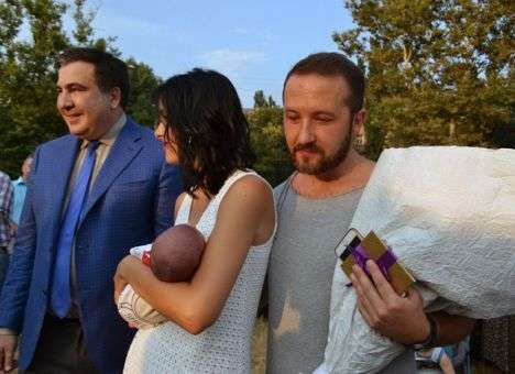 Саакашвили очень быстро поженил три пары влюбленных (ФОТО)