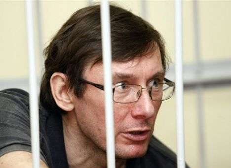 Луценко водили по прокуратуре на цепи, - нардеп