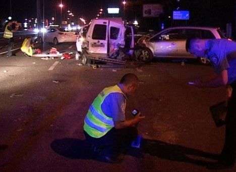 Опубликовано видео с места ДТП в Киеве, где пьяный водитель покалечил патрульных (ВИДЕО)