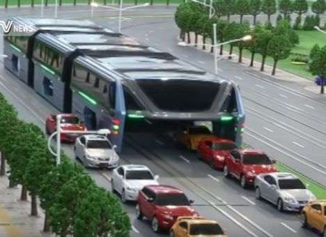 Протестирован чудо-автобус, который «парит» над дорогой и пробками (ВИДЕО)
