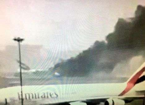 Опубликованы кадры пылающего самолета в аэропорту Дубая (ФОТО)