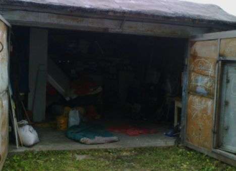 В РФ младенца нашли рядом с трупами мамы и сестры