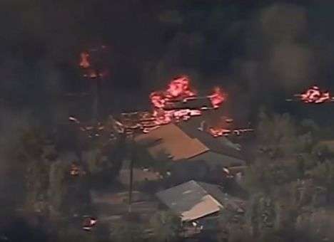 Мощное пламя превращает дома калифорнийцев в пепел (ВИДЕО)