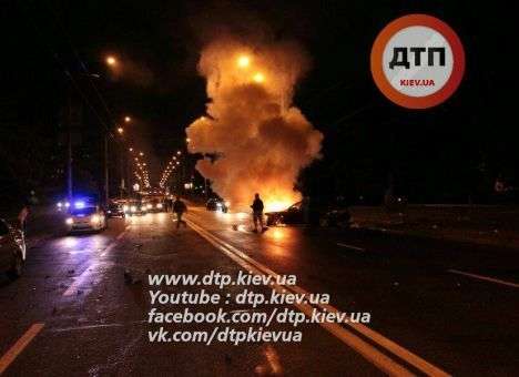 Опубликованы снимки пылающего в Киеве «BMW» (ФОТО)