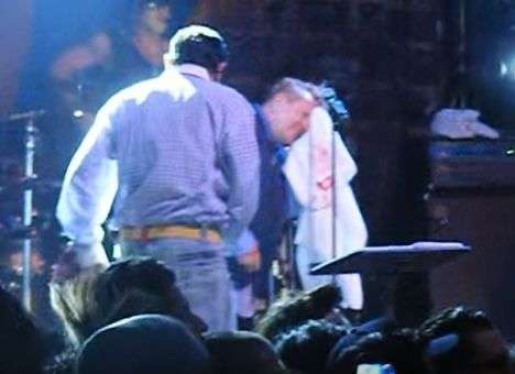 Знаменитый рок-музыкант продолжил концерт с окровавленной головой (ВИДЕО)