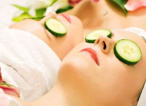 Названы лучшие домашние средства против мешков под глазами