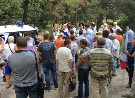 Народное ополчение выгоняет людей на улицу, жить негде: Крымчане рассказали Путину, как им плохо