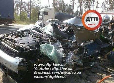 В груду металла превратилось авто в Киеве в результате страшного столкновения с фурой (ФОТО)