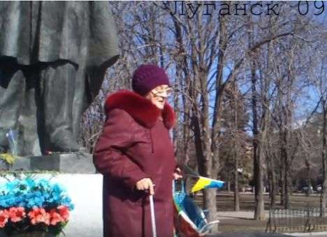 Стала известна судьба смелой бабушки, арестованной вчера в Луганске за флаг Украины