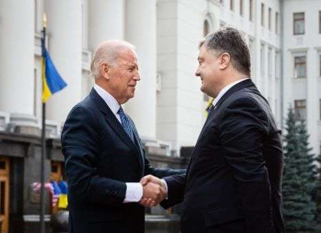 Вице-президент США шантажировал Порошенко