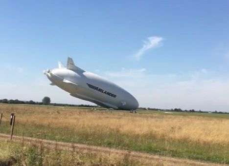 Момент падения самого огромного воздушного судна сняли на камеру (ВИДЕО)