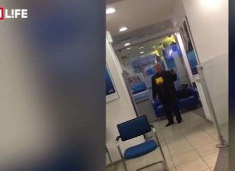 Я пришел не грабить: Банк в Москве захватил Петросян (ВИДЕО)