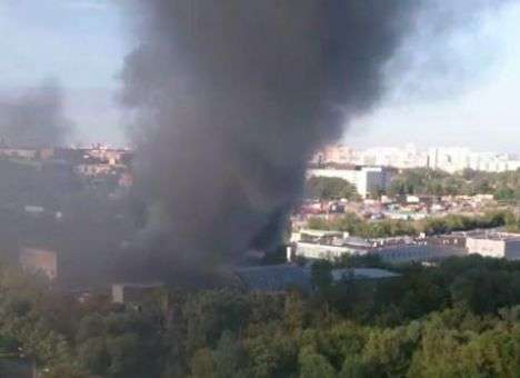 В Москве полыхает пожар в здании, где осталась беременная девушка (ФОТО)