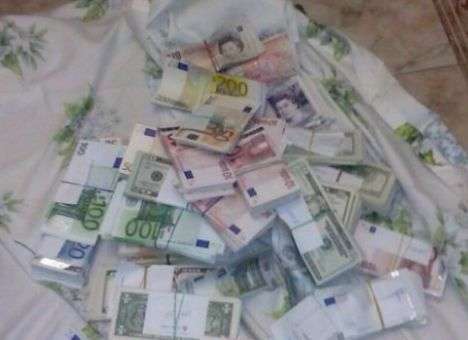 Гору денег и золото нашли в квартире экс-врио ректора НАУ (ФОТО)