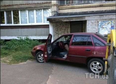 В Киеве в припаркованном у подъезда авто нашли труп (ФОТО)