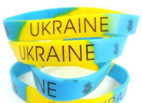 В Луганске дети сломали мальчику руку за желто-голубой браслет