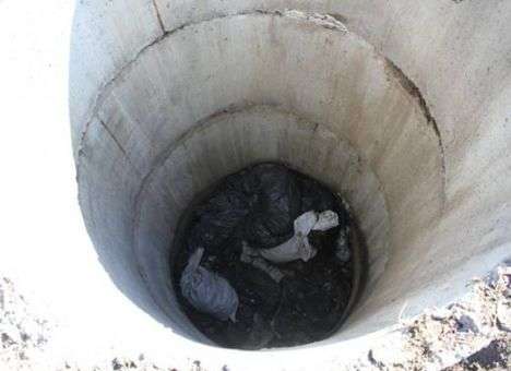 Колодец смерти под Киевом: К пакетам с человеческими останками были прикреплены бирки (ФОТО, ВИДЕО)