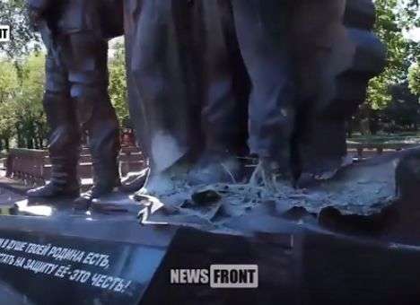 Опубликованы кадры взорванного ночью памятника боевикам в Луганске (ВИДЕО)
