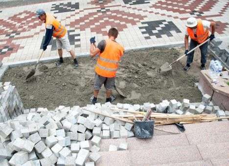 В Киеве на тротуаре появилась вышиванка (ФОТО)