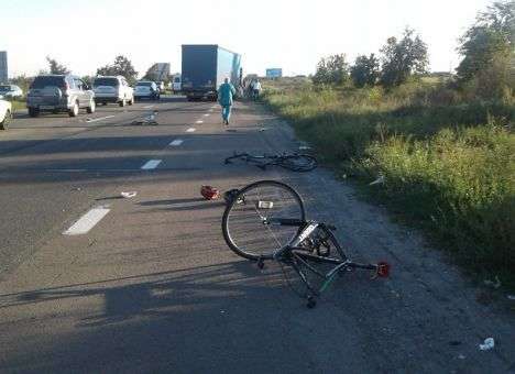 Трагедия под Киевом: Водитель влетел в молодых спортсменов спящим