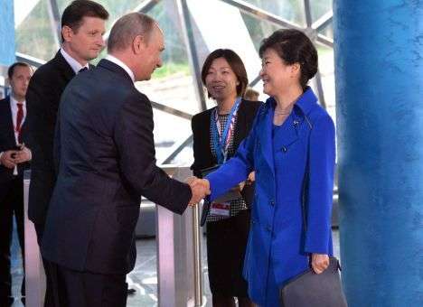 Путин вручил президенту Южной Кореи «личный презент», найденный на рынке