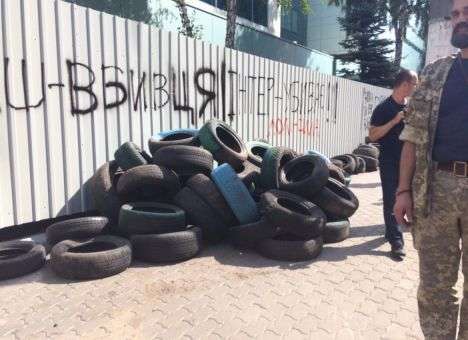Здание «Интера» обложили шинами