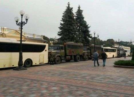 Порошенко под Радой ждут с собаками и на бронетехнике (ФОТО)