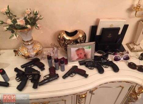 Добро пожаловать в 90-е: Новые кадры из одесского отеля, который не могут поделить (ФОТО, ВИДЕО)