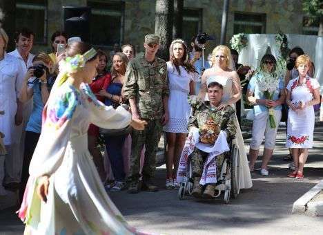 Девушке из Луганской области угрожали смертью за любовь к бойцу ВСУ